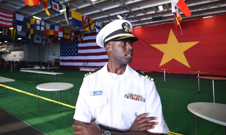 Đại kỳ Việt - Mỹ trong lòng tàu sân bay USS Carl Vinson đang ở Đà Nẵng