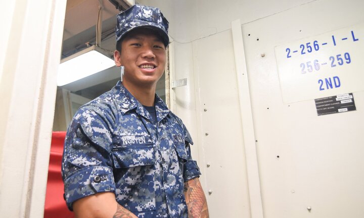 Gặp thủy thủ gốc Việt điển trai trên tàu sân bay USS Carl Vinson đang ở Đà Nẵng