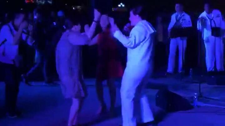 Video: Người dân Đà Nẵng nhảy nhót cực sung cùng ban nhạc Hải quân Mỹ