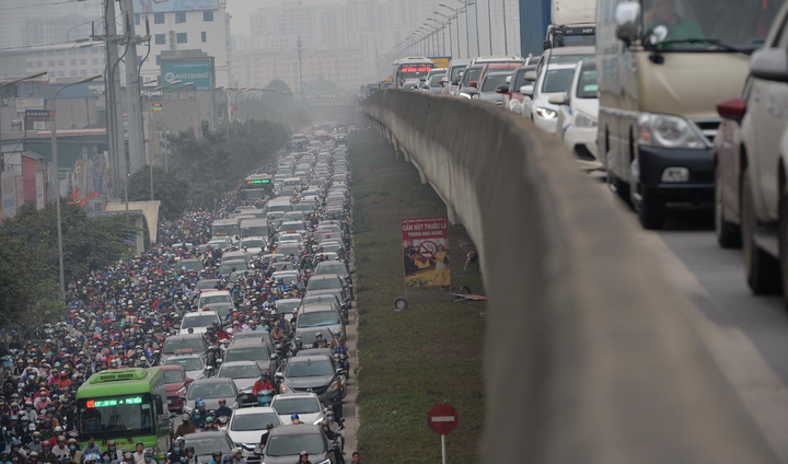 Container đâm vào dải phân cách, đường vành đai 3 trên cao tê liệt từ sáng sớm