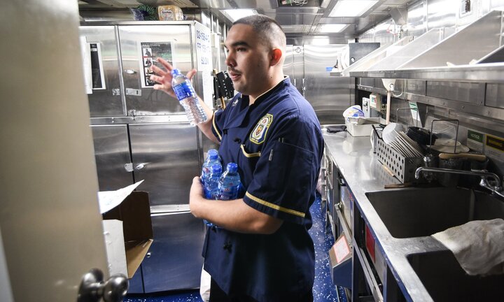 Đầu bếp tiết lộ chuyện ăn uống của sỹ quan tàu khu trục hộ tống USS Carl Vinson ở Đà Nẵng