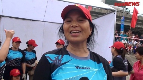 Xem phụ nữ U60 Hà Nội thi bơi chải thuyền rồng ở hồ Linh Đàm