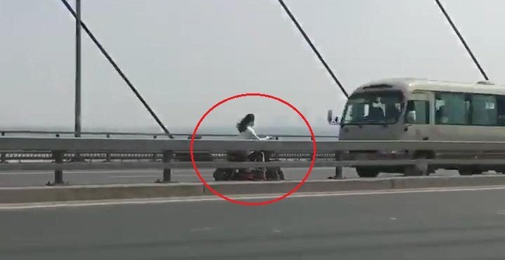 Clip: Cô gái chạy xe đạp điện ngược chiều vun vút trên làn ô tô cầu Nhật Tân