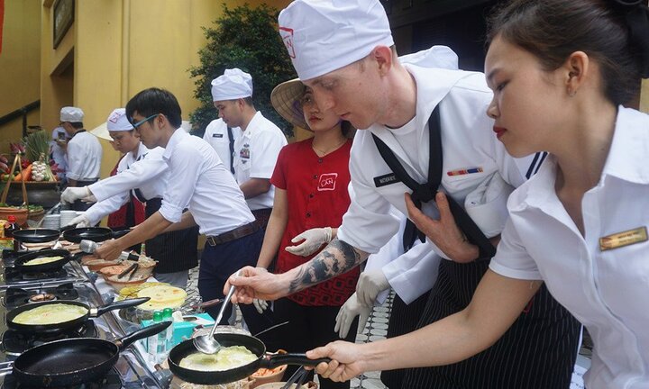 Ảnh: Thủy thủ Mỹ trổ tài đổ bánh xèo, làm mỳ Quảng