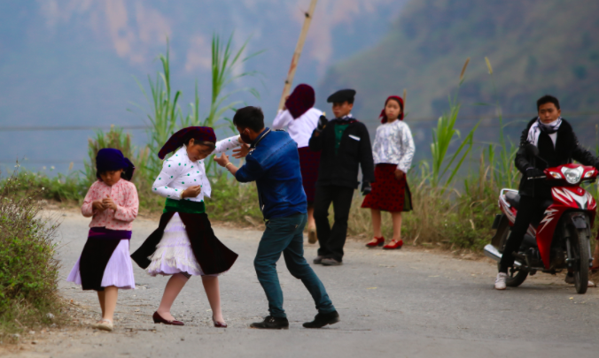 Chưa kịp tốt nghiệp trung học, nhiều nữ sinh Nghệ An bị trai làng 'bắt vợ'