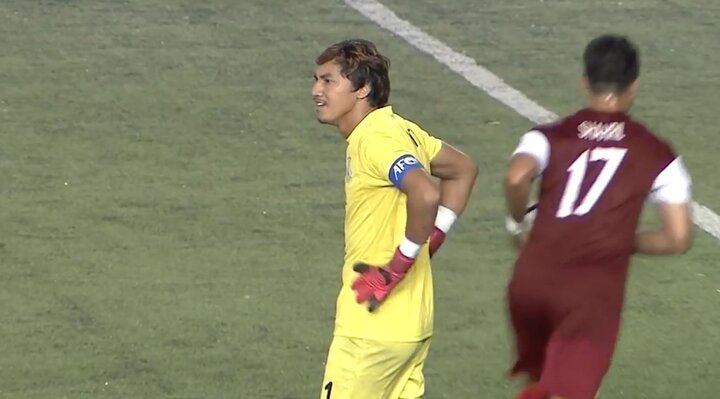 Thủ môn Campuchia sai lầm như 'bán độ', hai tay dâng bàn thắng cho đối thủ