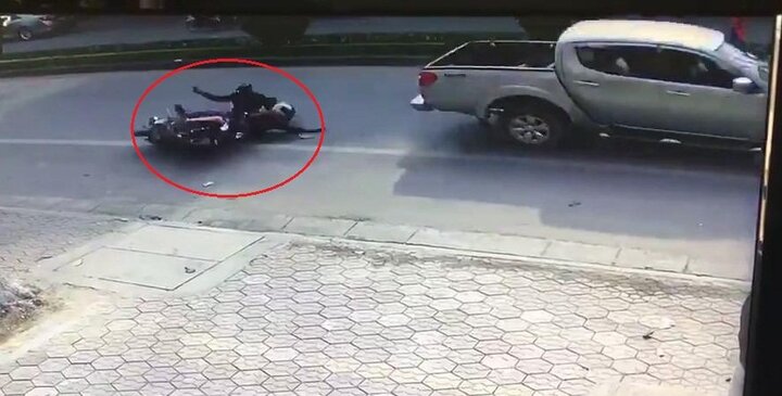Clip ô tô bán tải huých ngã xe máy rồi bỏ đi khiến dân mạng tranh cãi
