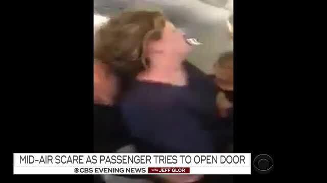 Video: Hành khách hét 'Ta là Chúa', đòi mở cửa máy bay