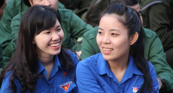 Hai 'bóng hồng' hiếm hoi trong hơn 4000 công dân lên đường nhập ngũ