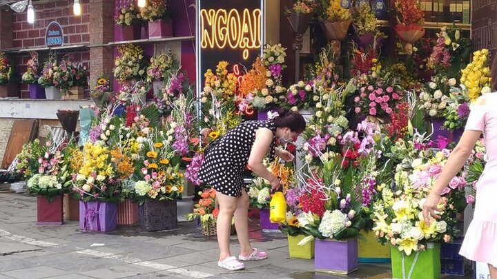 Thị trường quà 8/3: Giá hoa 'sốt' sình sịch, quà tặng khuyến mãi ồ ạt