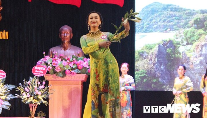 Nữ chiến sỹ An ninh khoe dáng thướt tha trong tà áo dài