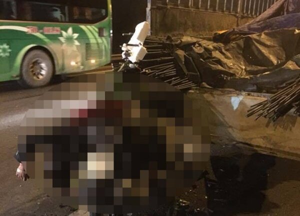 Xe máy tông xe tải chở sắt đậu bên đường, 3 người trong một nhà thương vong