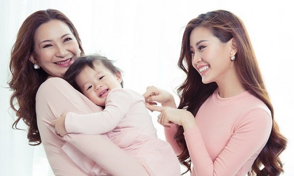 Ngày 8/3, 3 thế hệ nhà Á hậu Diễm Trang cực tình cảm bên nhau