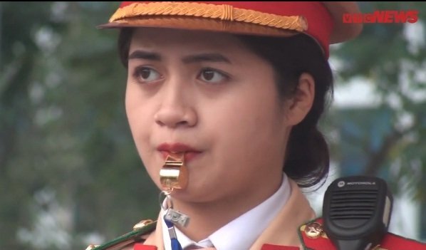 Được tặng bóng bay 8/3 giữa lúc làm nhiệm vụ, nữ CSGT xinh đẹp xúc động