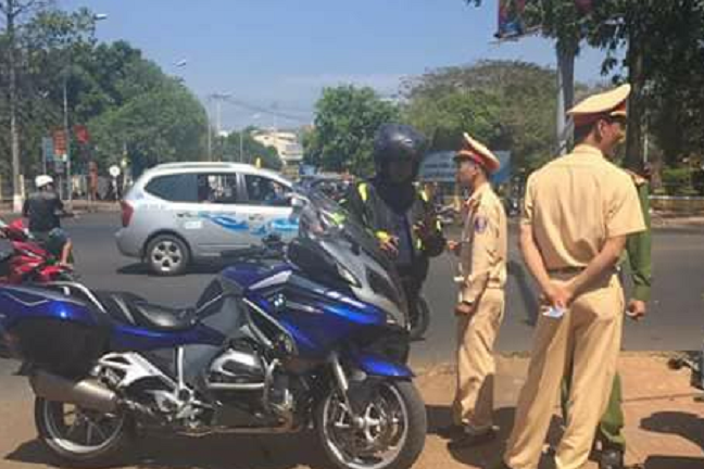 Xe phân khối lớn tông trúng người phụ nữ rồi bỏ chạy trên đường Hồ Chí Minh