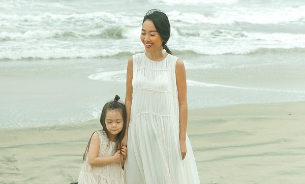‘Công chúa lai’ nhà Đoan Trang diện đầm đôi vui vẻ dạo biển cùng mẹ