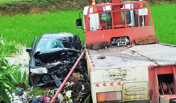 Ô tô con va chạm xe cứu hộ, 7 người thương vong ở Nghệ An