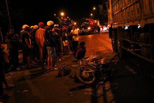 Chạy ngược chiều gây tai nạn, tài xế xe máy bị xe tải cán chết