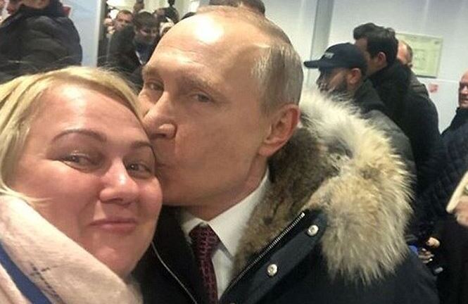 Tổng thống Putin hôn phụ nữ lạ khi vận động tranh cử