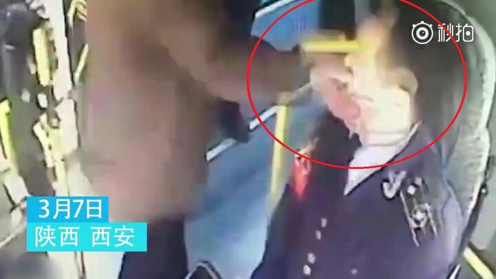 Clip: Bị nhắc quẹt thẻ trên xe buýt, khách say nổi đóa tát tài xế tới tấp