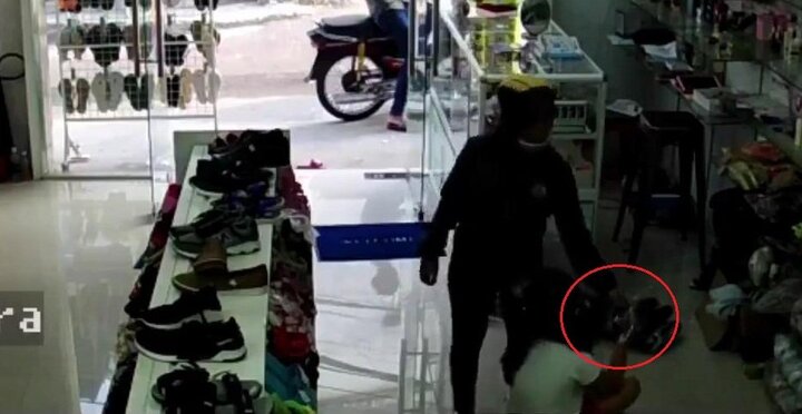 Clip: Nữ quái xông vào nhà, cướp iPhone 7 trên tay bé gái