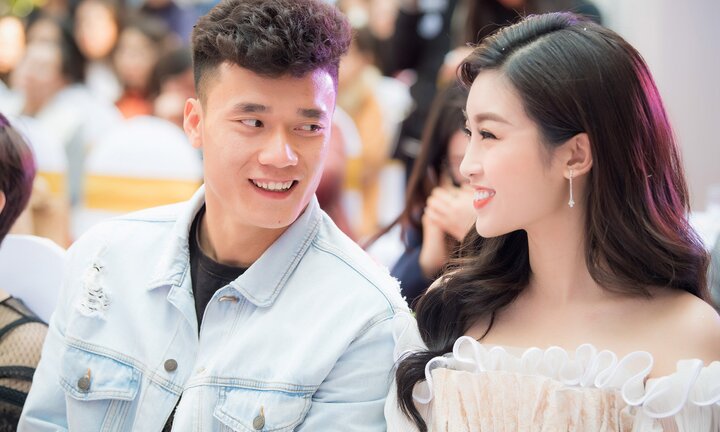 Bùi Tiến Dũng thân mật sánh bước cùng hoa hậu Đỗ Mỹ Linh