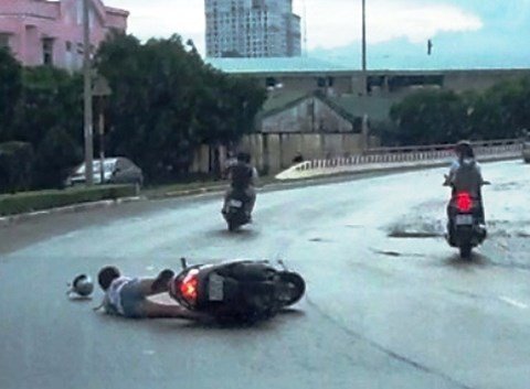 Không có tiền tiêu xài, nam thanh niên chở bạn gái đi cướp giật