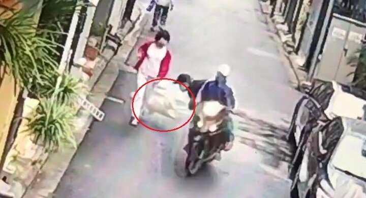 Clip: Cẩu tặc ngang nhiên quăng thòng lọng cướp chó đang đi dạo cùng chủ