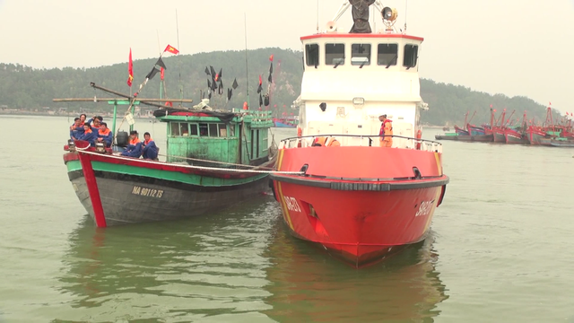 Cứu hộ thành công 7 ngư dân trên tàu cá gặp nạn ở vùng biển Nghệ An