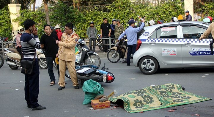 Video: Xe buýt cán nam thanh niên chết tại chỗ ở Hà Nội