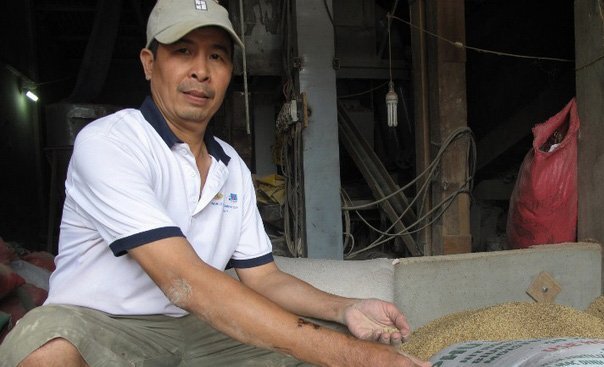 Nhặt được 3 lượng vàng trong bao lúa: Nhiều người nhận là chủ, nhân công đòi chia tài sản