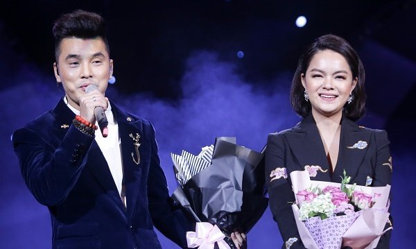 Phạm Quỳnh Anh nghẹn ngào, bật khóc trong liveshow Ưng Hoàng Phúc