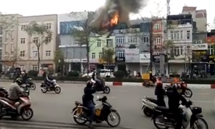 Khói lửa bốc lên nghi ngút tại căn nhà 4 tầng trên phố Thủ đô