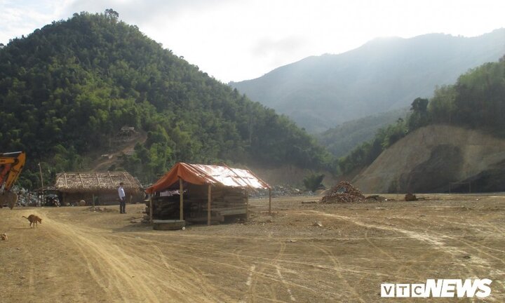 Sống lay lắt bên công trình nghìn tỷ đồng: Nhà hỏng vẫn không dám xây lại