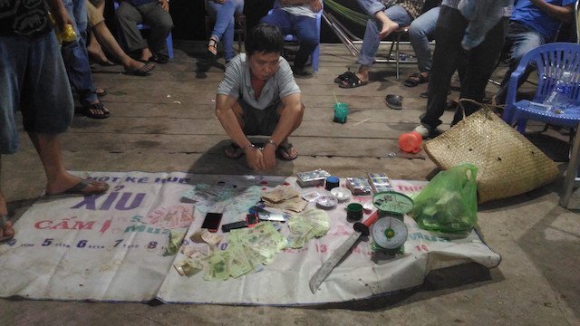 Công an Đắk Lắk mật phục bắt quả tang sòng bạc trong rẫy cà phê