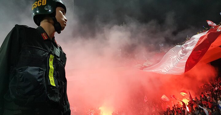 An ninh sân Hàng Đẫy khổ sở dập pháo sáng của CĐV Hải Phòng