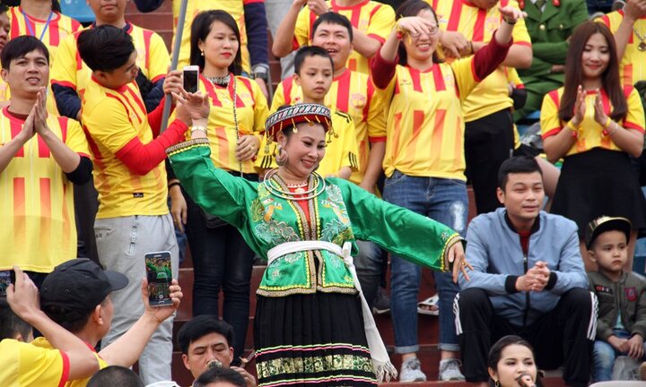 'Cô Đôi Thượng Ngàn' nhảy tưng bừng ở chảo lửa Thiên Trường