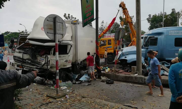 Hai xe ô tô nát đầu sau tiếng nổ lớn trên quốc lộ 1A