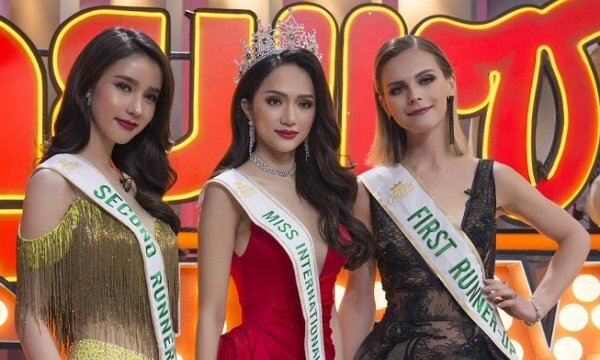 Bị hỏi chuyện mua giải Hoa hậu, Hương Giang phản ứng trên truyền hình Thái Lan