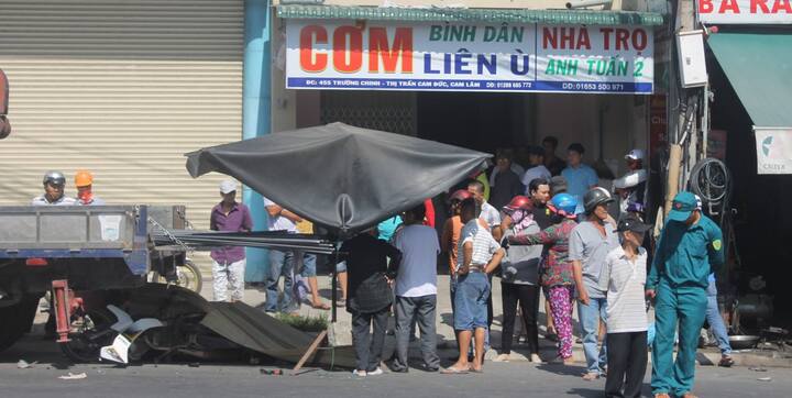 Tông vào đuôi xe tải đang đỗ, đôi nam nữ trên xe máy chết tại chỗ