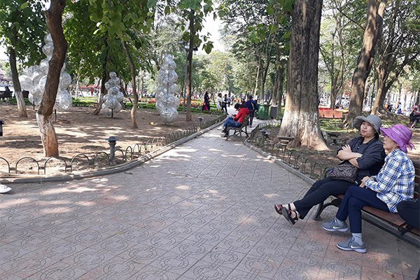 Bóc vỉa hè Hồ Gươm, lát mới bằng granite: Dân kêu lãng phí, sợ trơn trượt