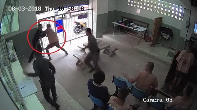 Clip: Tù nhân tự tháo xích chân, chống trả 3 cảnh sát, trốn thoát như phim