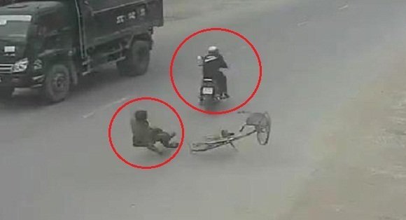 Clip: Xe đạp sang đường kiểu 'cảm tử', bị xe máy phóng bạt mạng tông văng