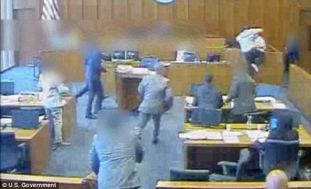 Video: Liều lĩnh tấn công nhân chứng ngay tại tòa, bị cáo bị bắn chết