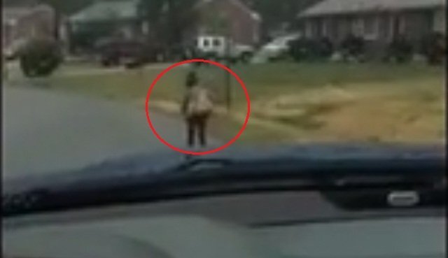 Video bố bắt con chạy bộ đi học dưới mưa gây tranh cãi
