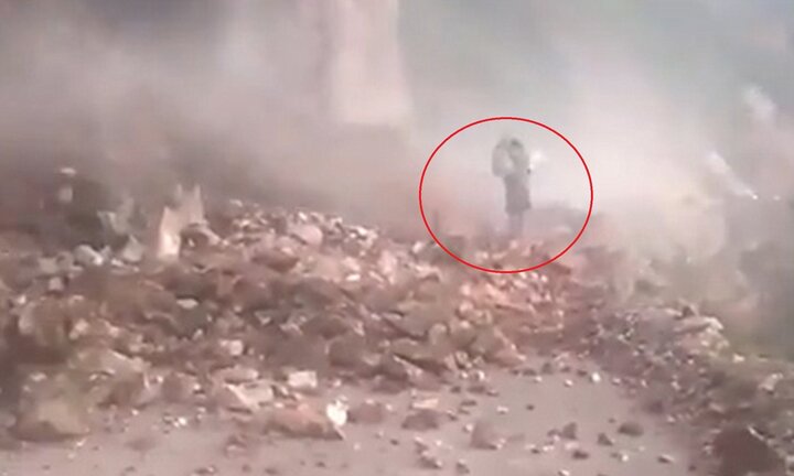 Clip: Thấy lở núi không chạy mà đứng lại la hét, người phụ nữ bị chôn sống