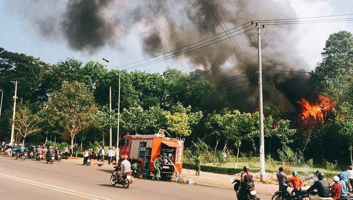 Nhân viên đốt rác đốt luôn cả quán karaoke