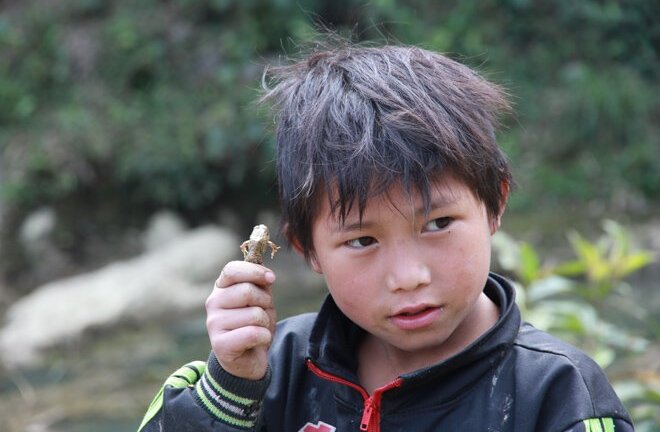 Cuốc bộ khám phá bản đói nghèo nhất ở địa đầu Tổ quốc