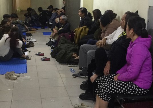 Đột kích sới bạc lúc nửa đêm, bắt giữ nhiều 'quý bà'