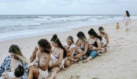 Nhóm bà mẹ trẻ Australia chụp ảnh cho con bú bên bãi biển để tôn vinh cơ thể sau sinh